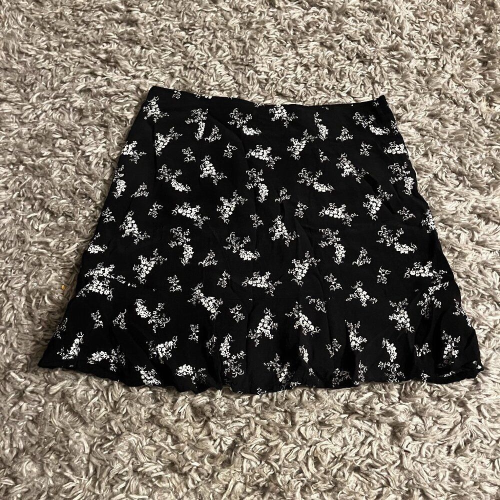 Abercrombie and Fitch Black and White floral wrap skirt size small